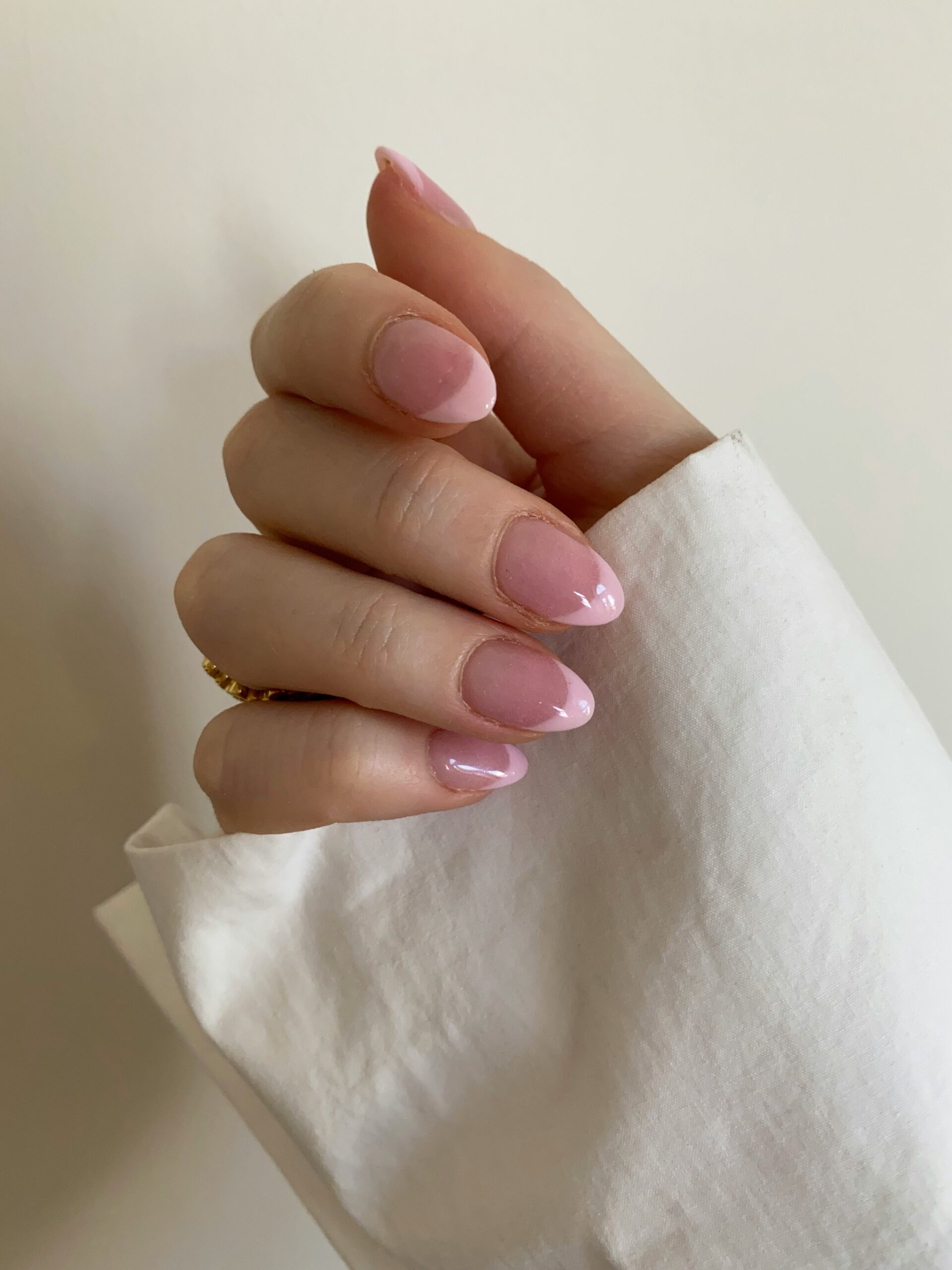Pose gel nude réalisée à The Nail Society Nice